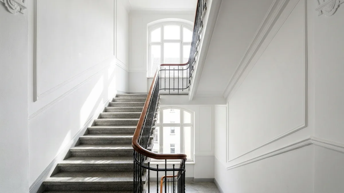 Gepflegtes, lichtdurchflutetes Treppenhaus nach einer professionellen Treppenhausreinigung Hamburg.